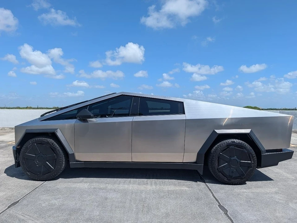2024 Tesla Cybertruck - Image 12 of 21