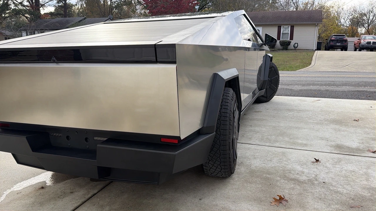 2024 Tesla Cybertruck - Image 16 of 21