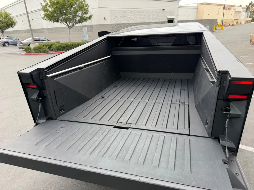 2024 Tesla Cybertruck - Image 10 of 21