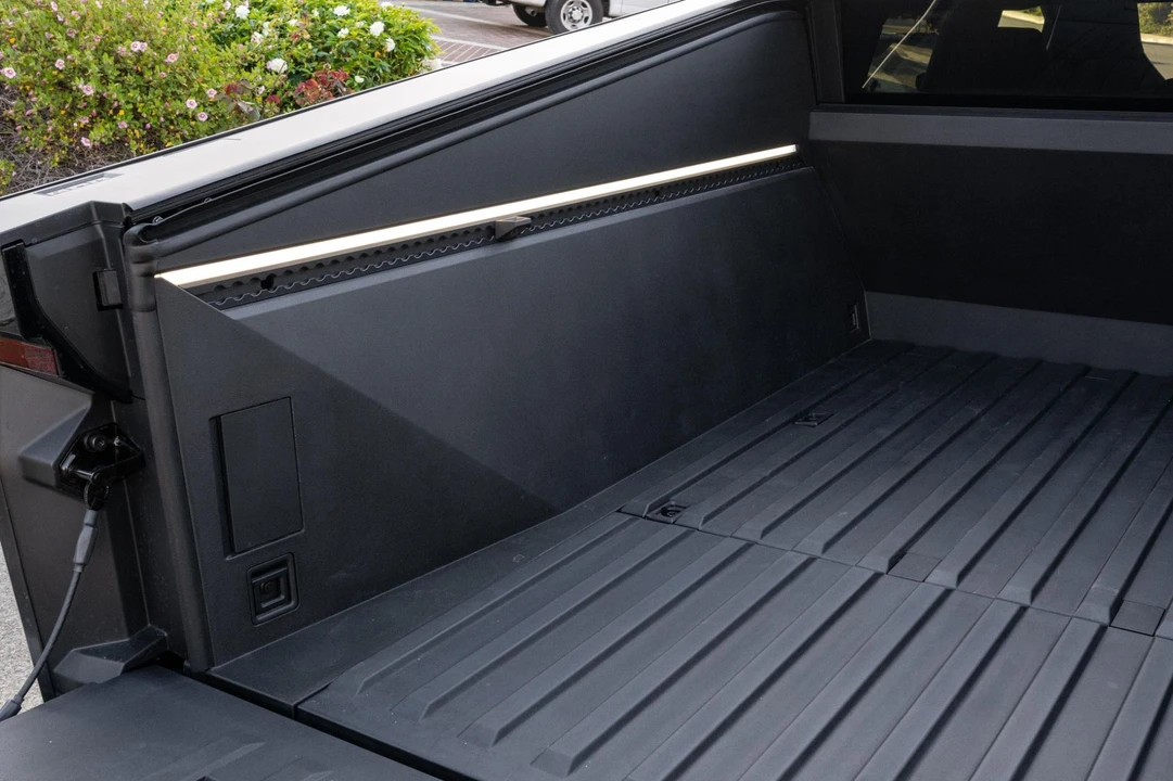 2024 Tesla Cybertruck - Image 17 of 31