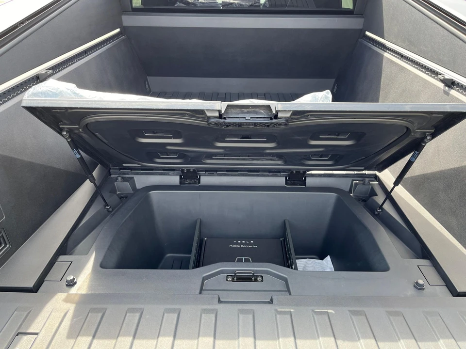 2024 Tesla Cybertruck - Image 15 of 31