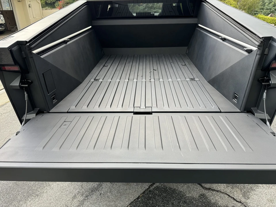 2024 Tesla Cybertruck - Image 13 of 31