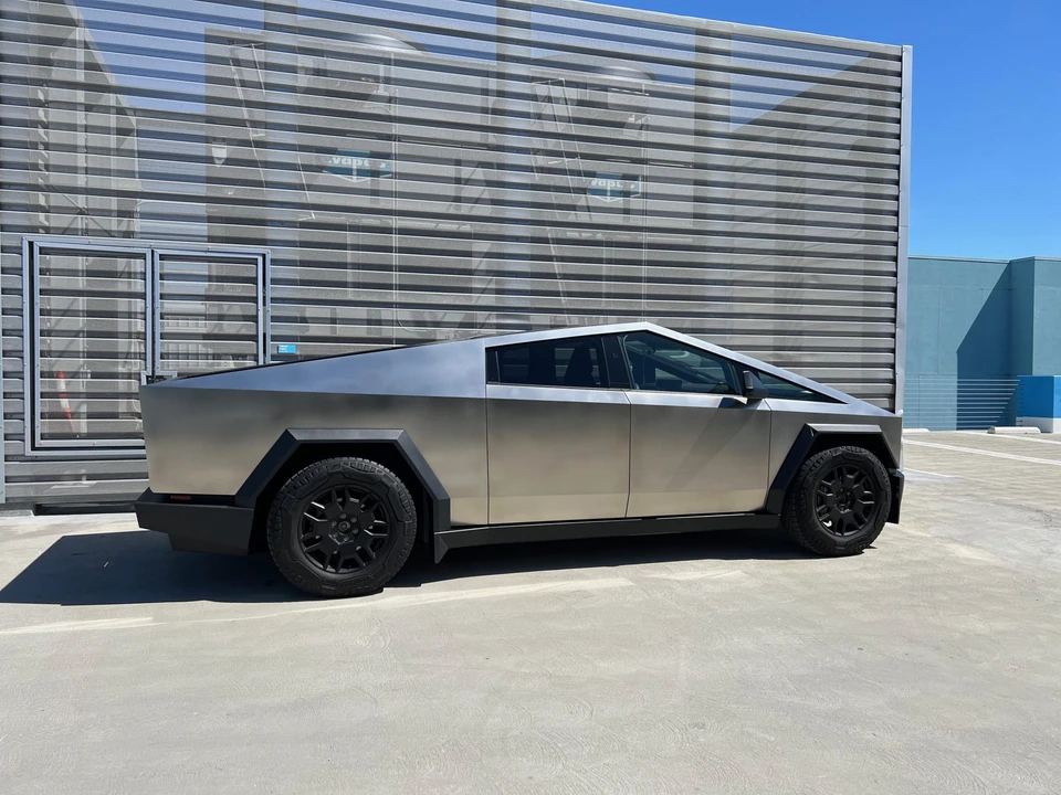 2024 Tesla Cybertruck - Image 10 of 31