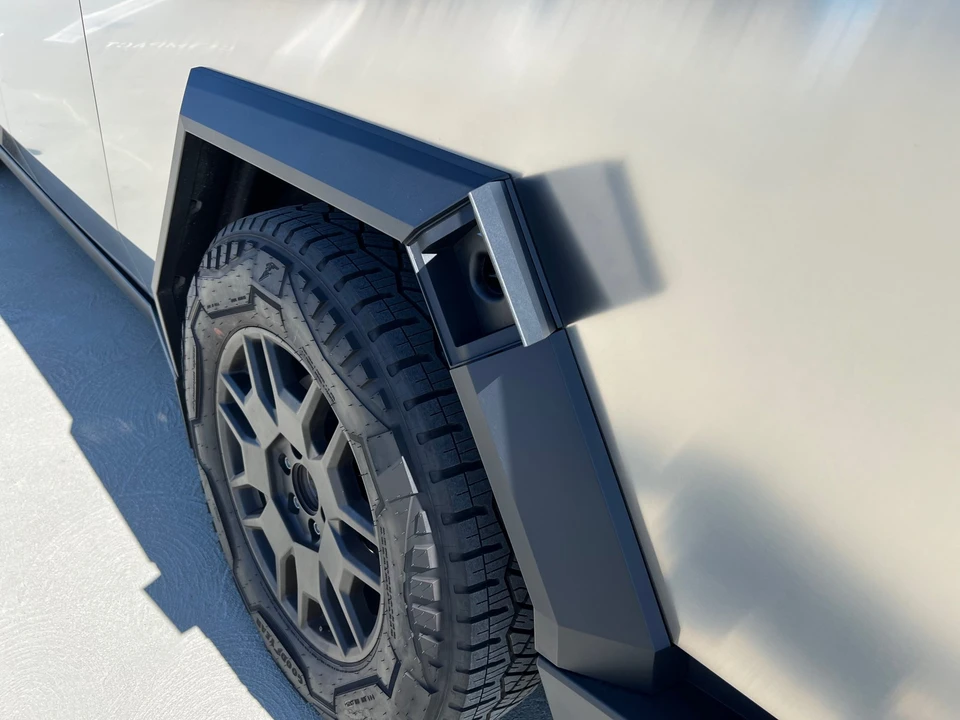 2024 Tesla Cybertruck - Image 28 of 31