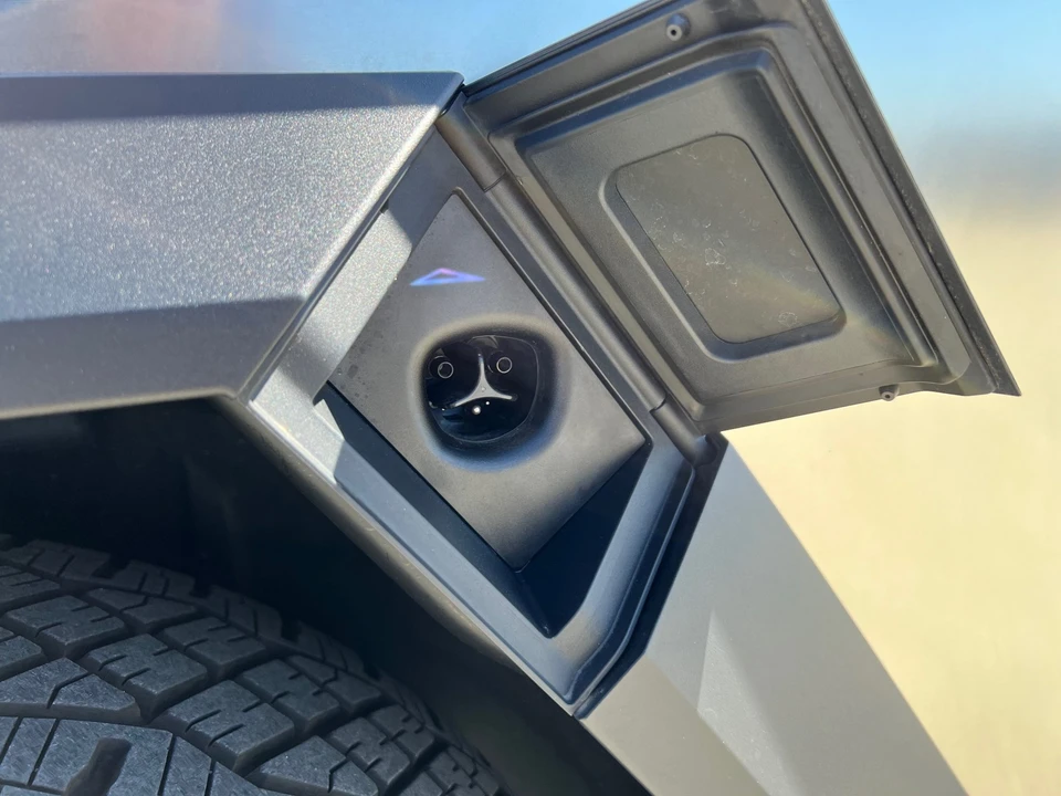 2024 Tesla Cybertruck - Image 29 of 31