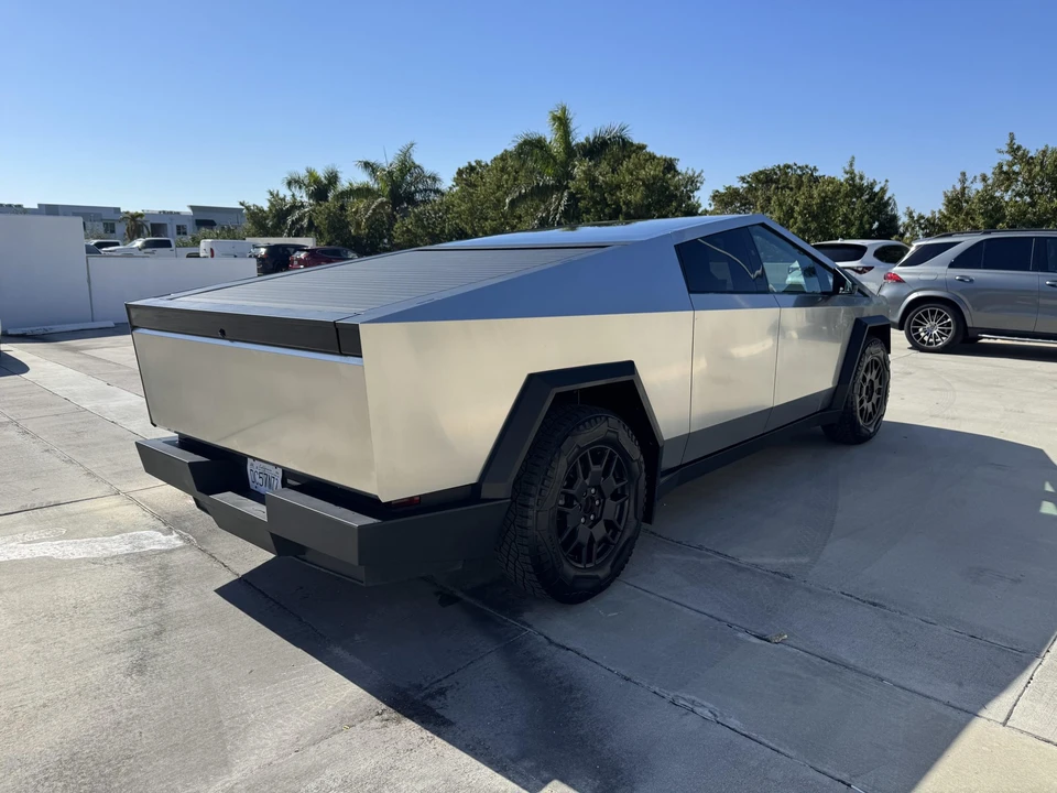 2024 Tesla Cybertruck - Image 8 of 31
