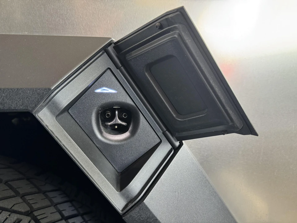2024 Tesla Cybertruck - Image 11 of 31