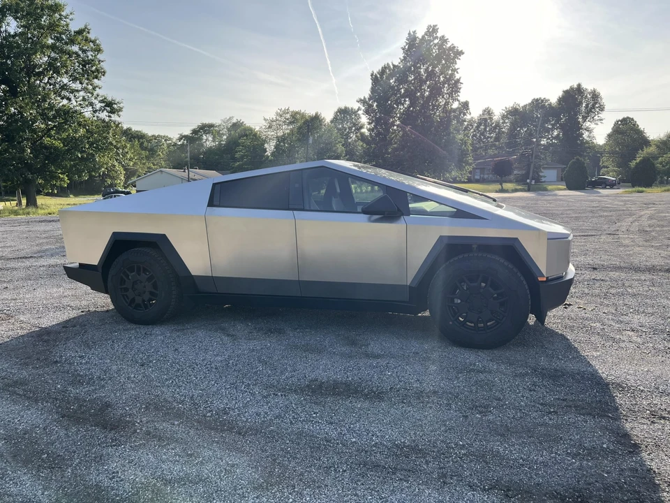 2024 Tesla Cybertruck - Image 16 of 31