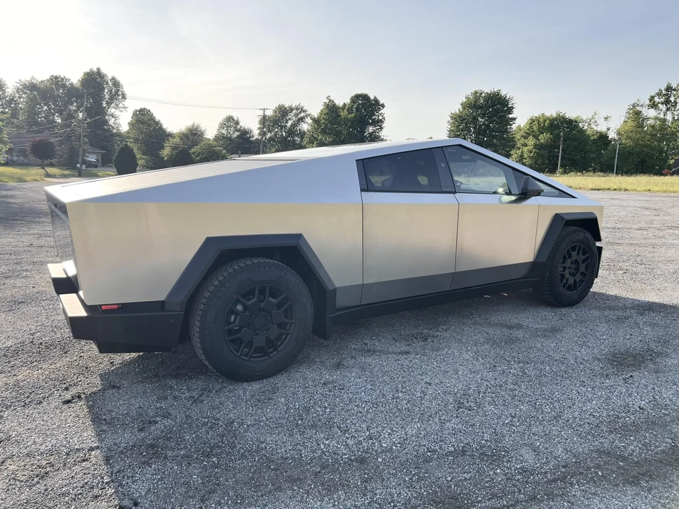 2024 Tesla Cybertruck - Image 14 of 31