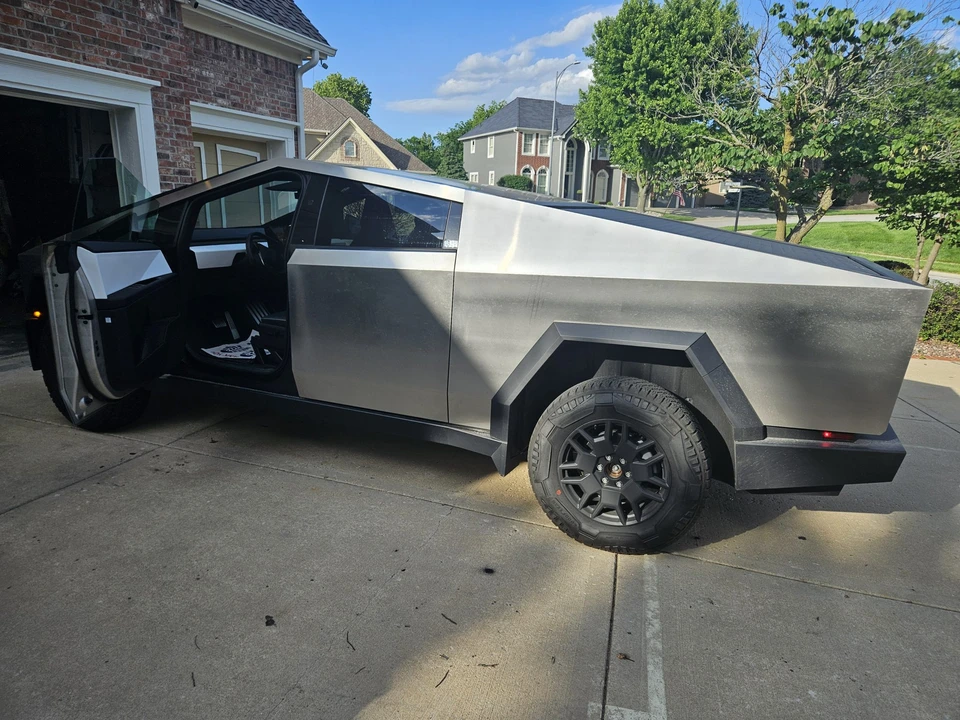 2024 Tesla Cybertruck - Image 26 of 31