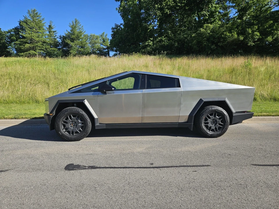 2024 Tesla Cybertruck - Image 13 of 31