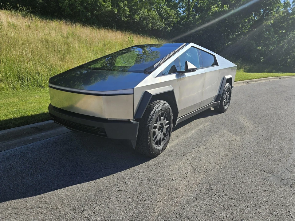 2024 Tesla Cybertruck - Image 12 of 31