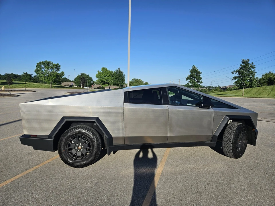 2024 Tesla Cybertruck - Image 8 of 31