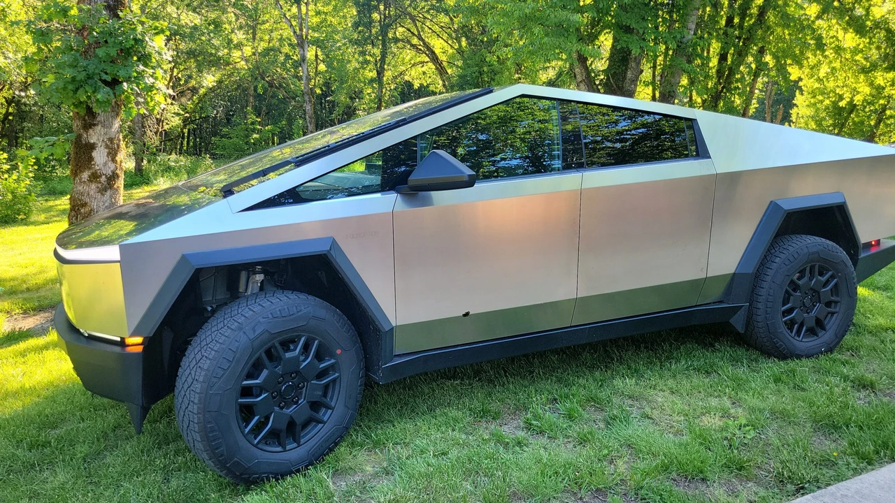 2024 Tesla Cybertruck - Image 10 of 31