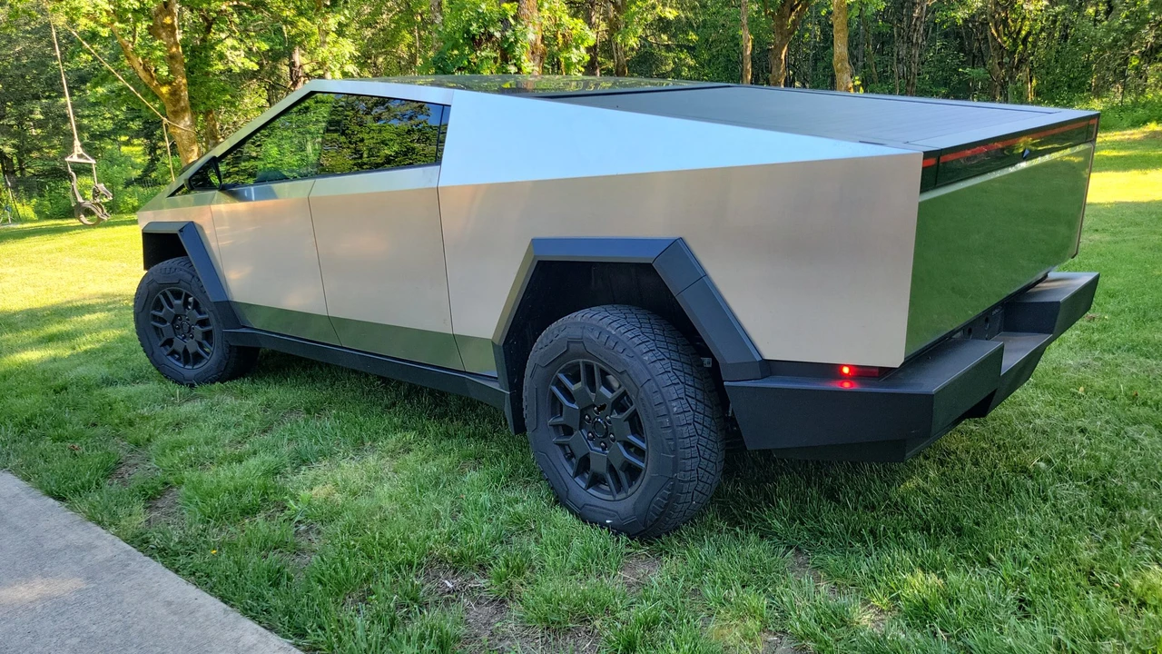 2024 Tesla Cybertruck - Image 13 of 31
