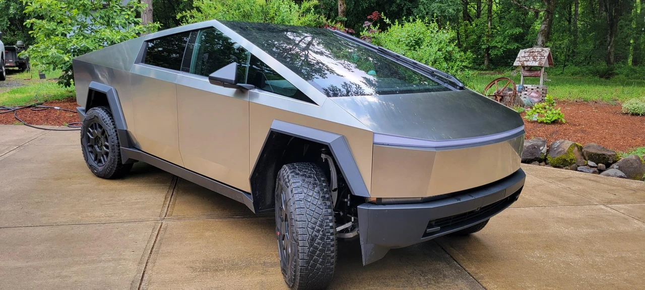 2024 Tesla Cybertruck - Image 17 of 31