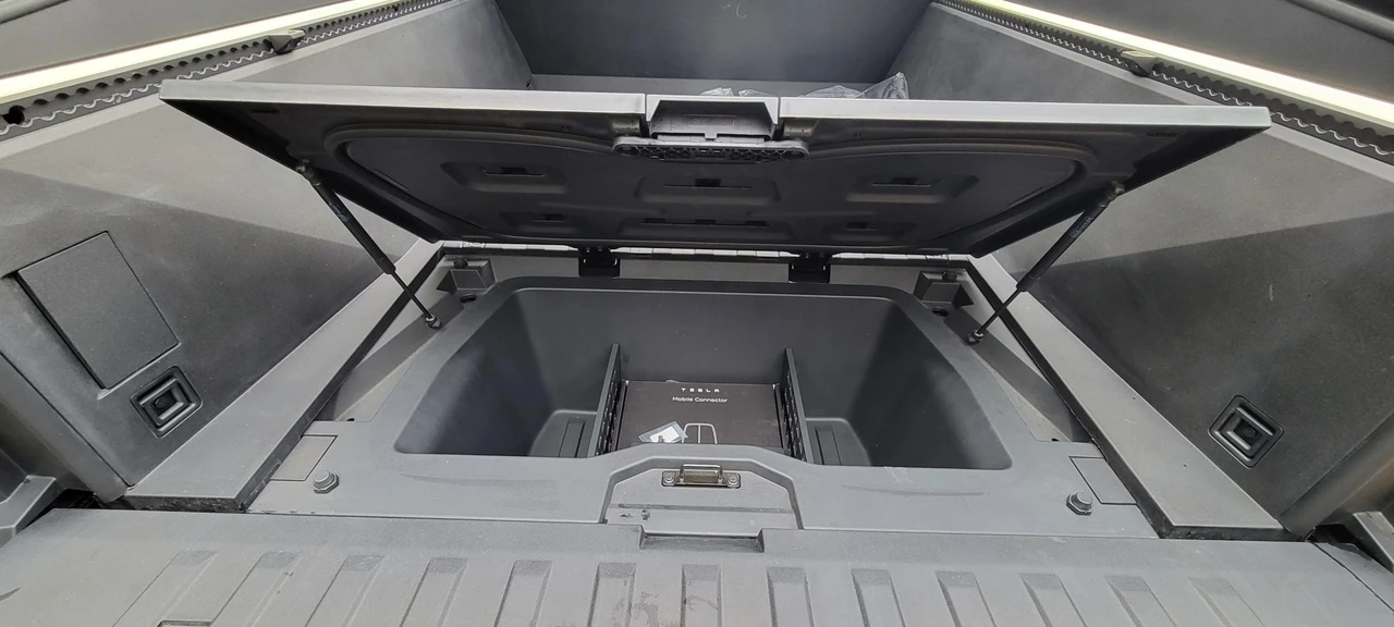 2024 Tesla Cybertruck - Image 28 of 31
