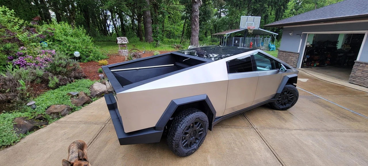 2024 Tesla Cybertruck - Image 16 of 31