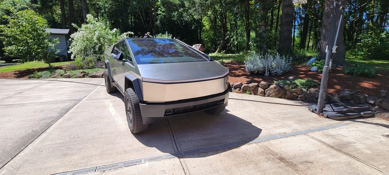 2024 Tesla Cybertruck - Image 2 of 31
