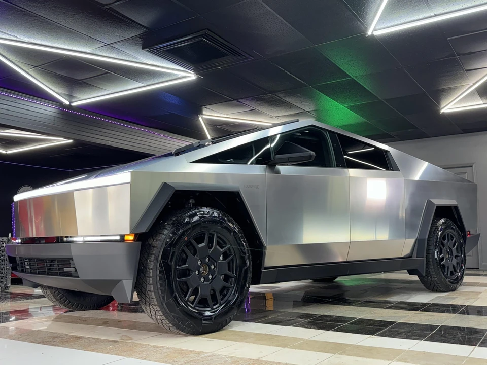 2024 Tesla Cybertruck - Image 10 of 31