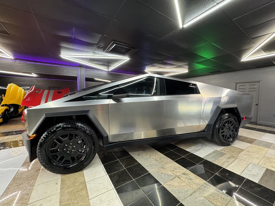 2024 Tesla Cybertruck - Image 12 of 31