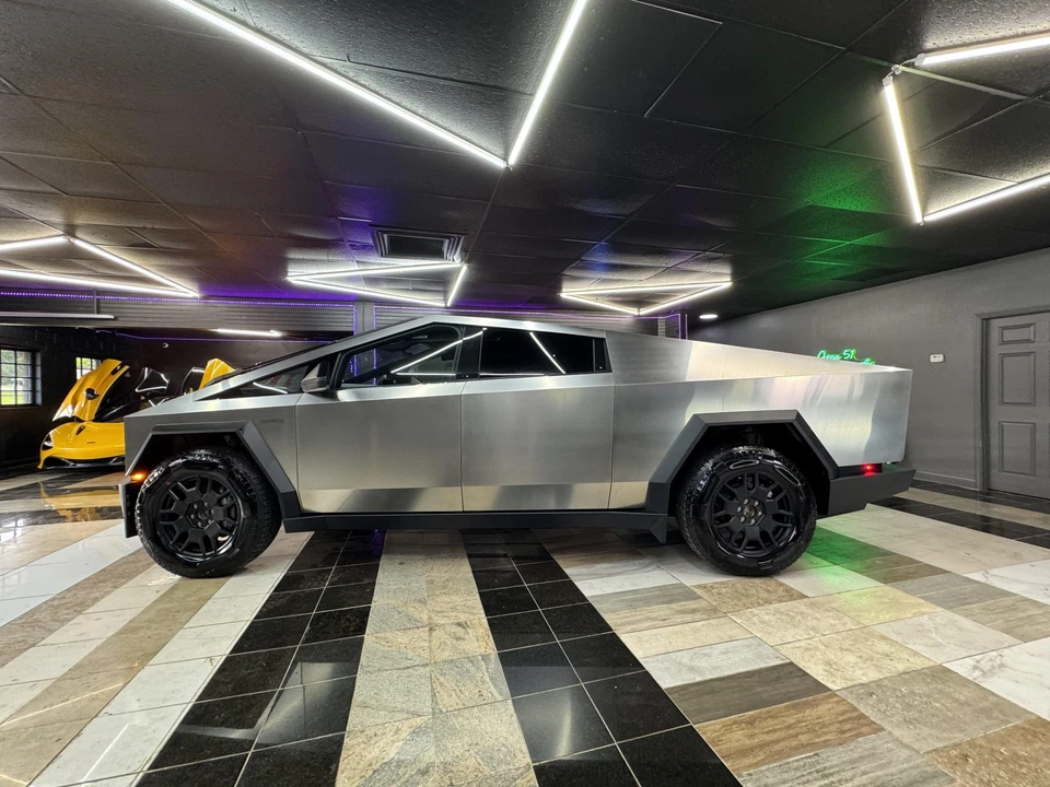 2024 Tesla Cybertruck - Image 14 of 31