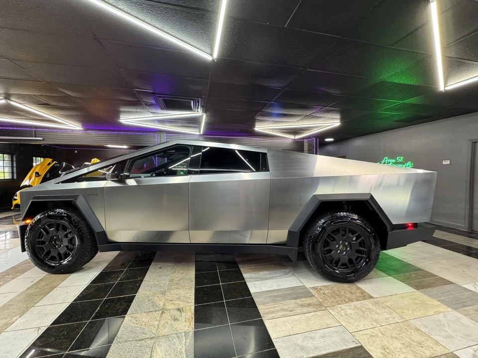 2024 Tesla Cybertruck - Image 15 of 31