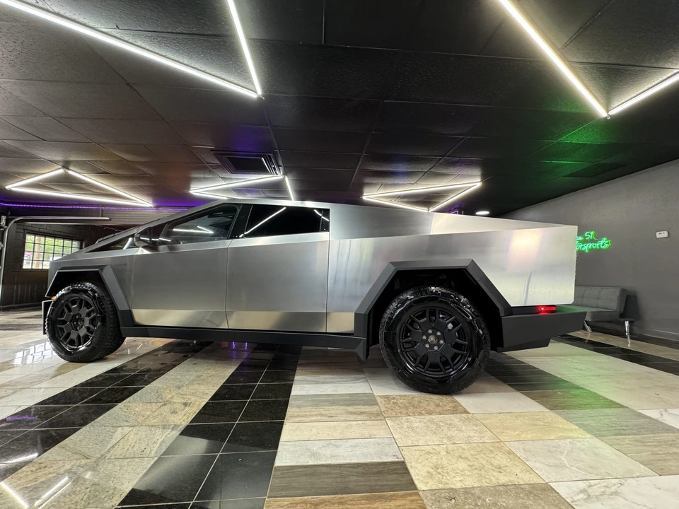2024 Tesla Cybertruck - Image 17 of 31