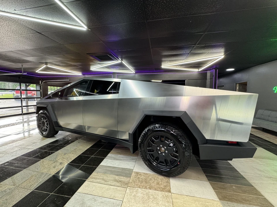 2024 Tesla Cybertruck - Image 18 of 31