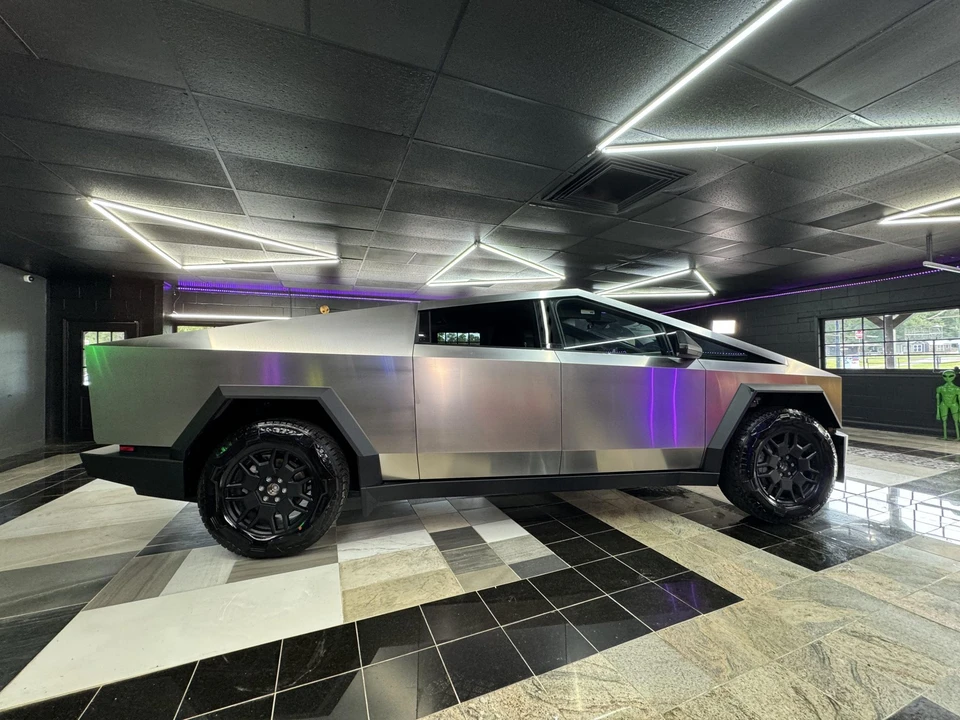 2024 Tesla Cybertruck - Image 29 of 31