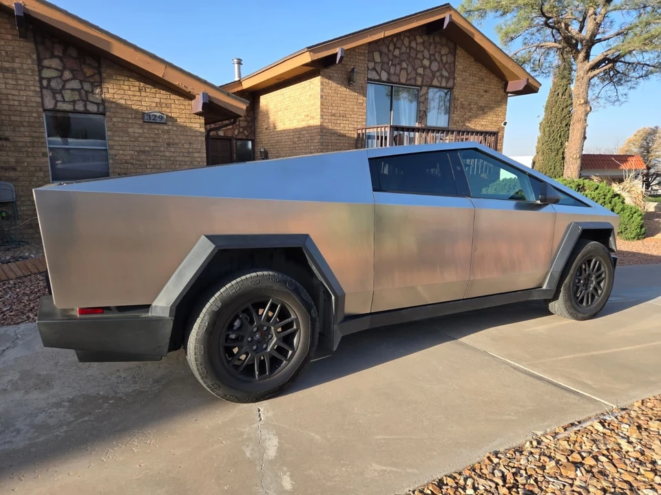2024 Tesla Cybertruck - Image 2 of 10