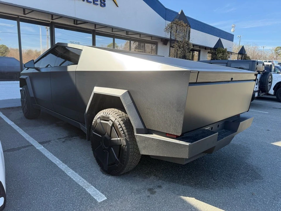2024 Tesla Cybertruck - Image 2 of 4
