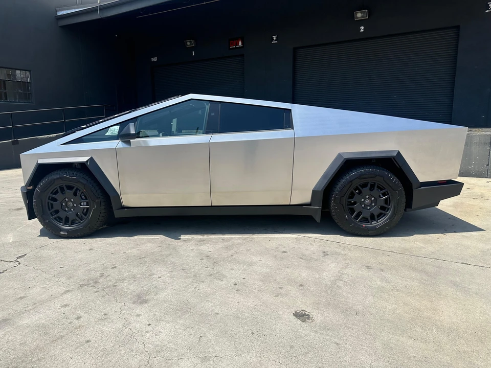 2024 Tesla Cybertruck - Image 12 of 31