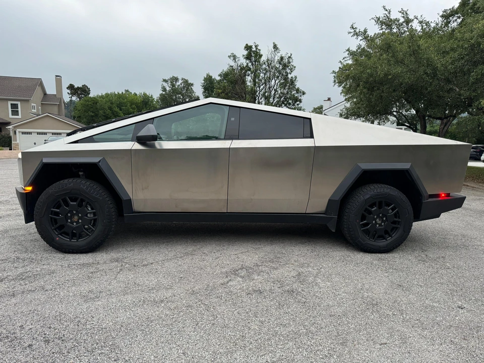 2024 Tesla Cybertruck - Image 16 of 31