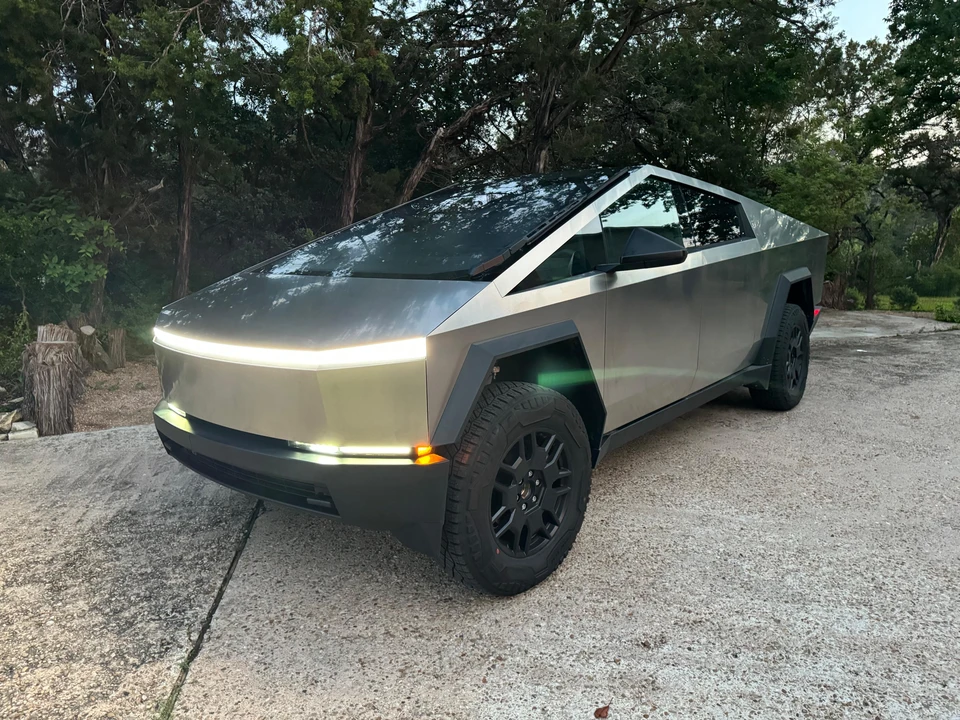 2024 Tesla Cybertruck - Image 10 of 31