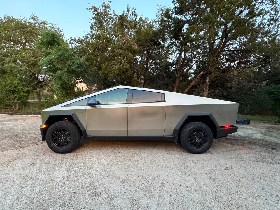 2024 Tesla Cybertruck - Image 15 of 31