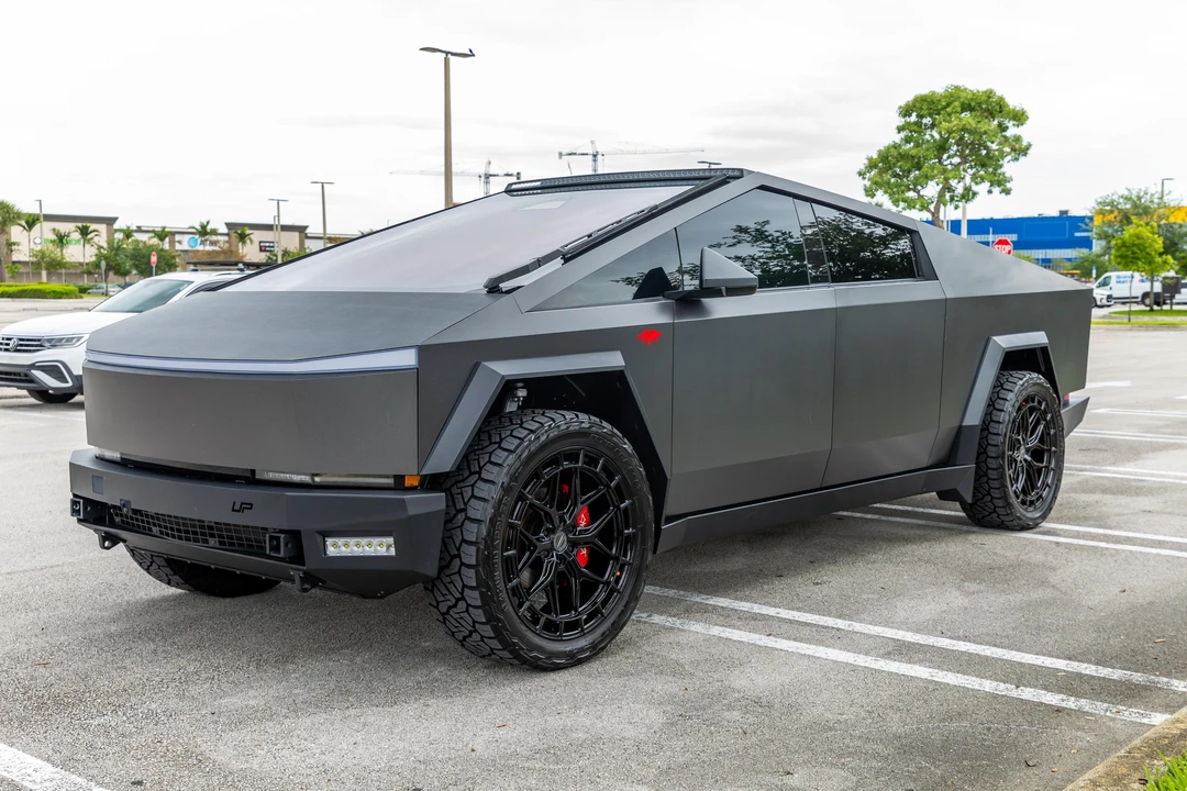 2024 Tesla Cybertruck - Image 10 of 31