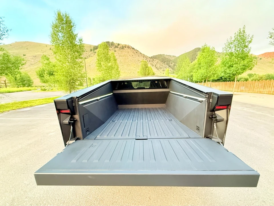 2024 Tesla Cybertruck - Image 16 of 21