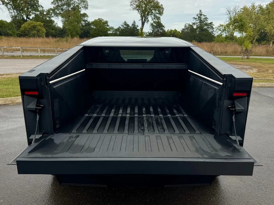 2024 Tesla Cybertruck - Image 14 of 21