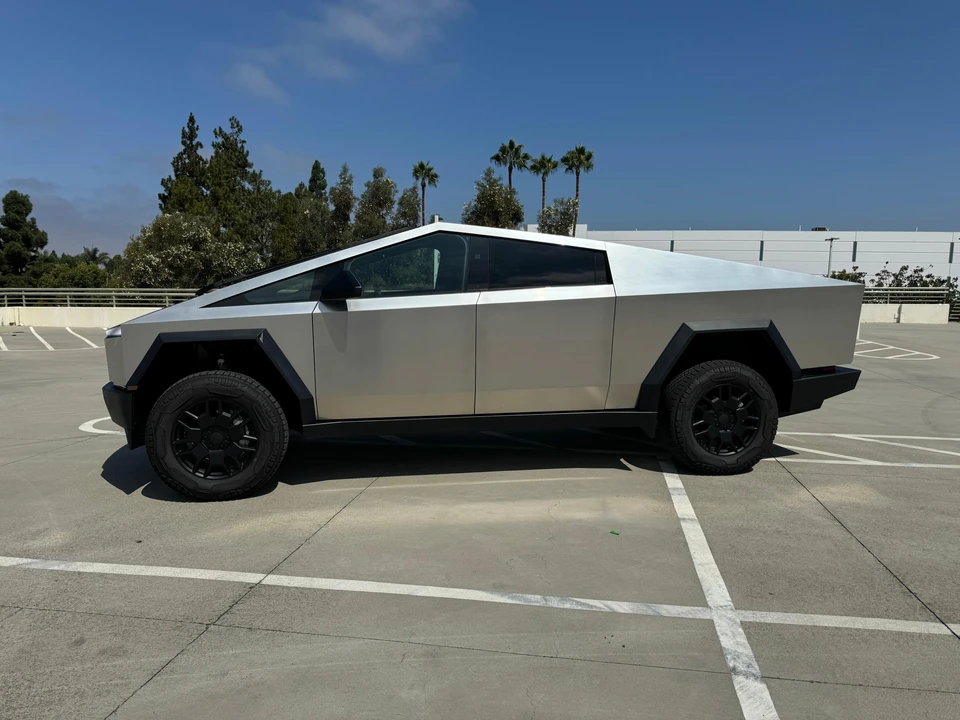 2024 Tesla Cybertruck - Image 25 of 31