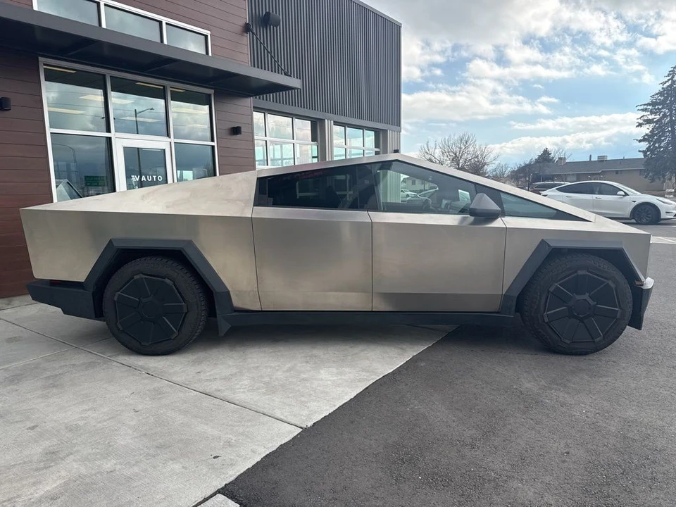 2024 Tesla Cybertruck - Image 10 of 13