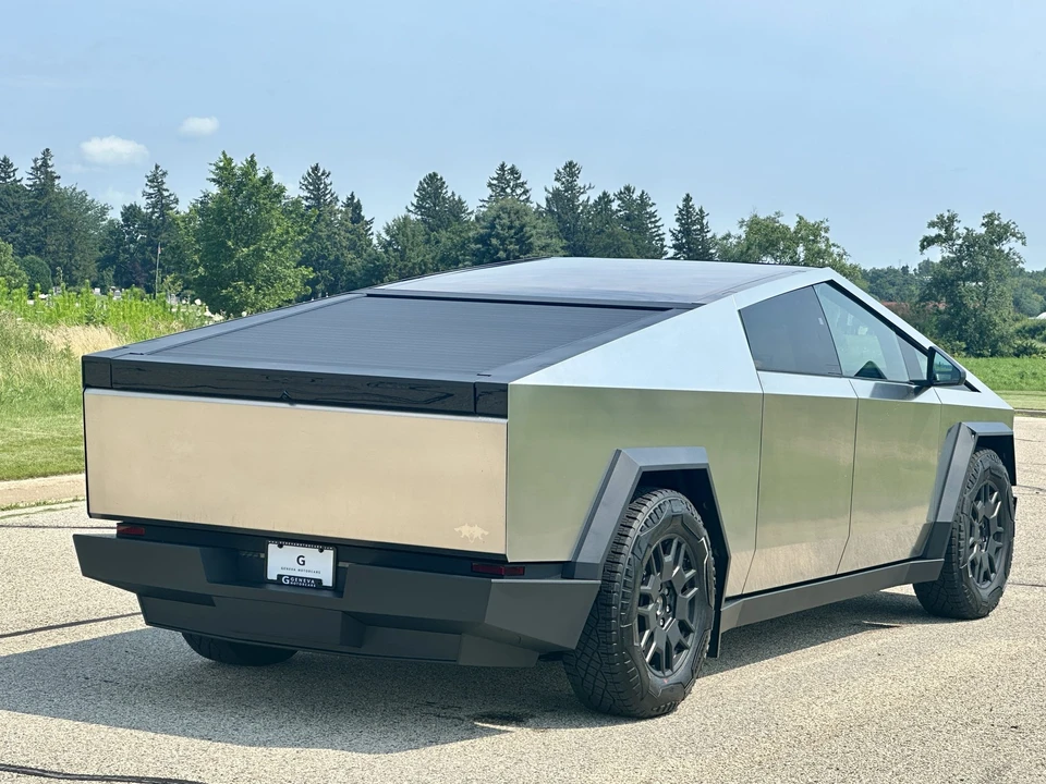 2024 Tesla Cybertruck - Image 10 of 31