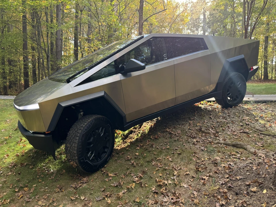 2024 Tesla Cybertruck - Image 29 of 31