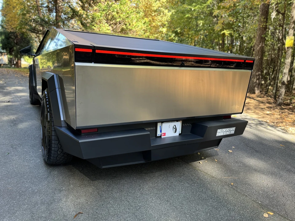 2024 Tesla Cybertruck - Image 10 of 31