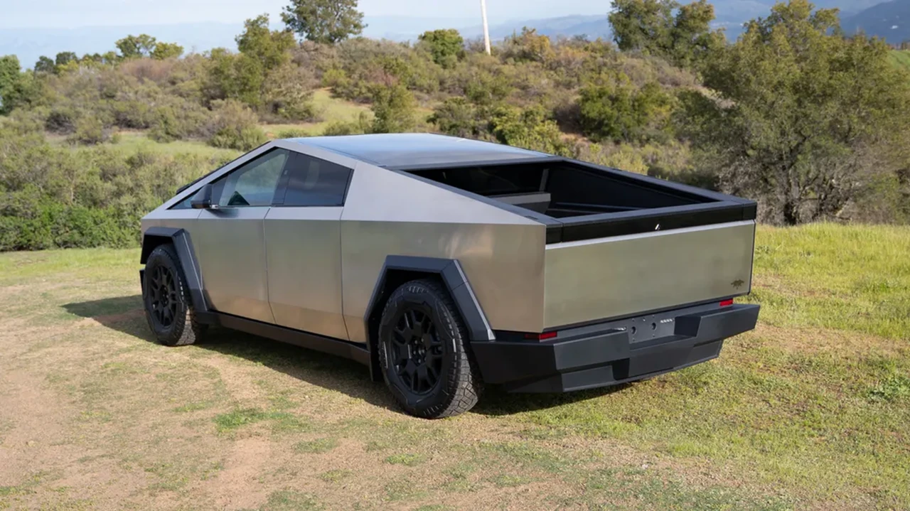 2024 Tesla Cybertruck - Image 8 of 31