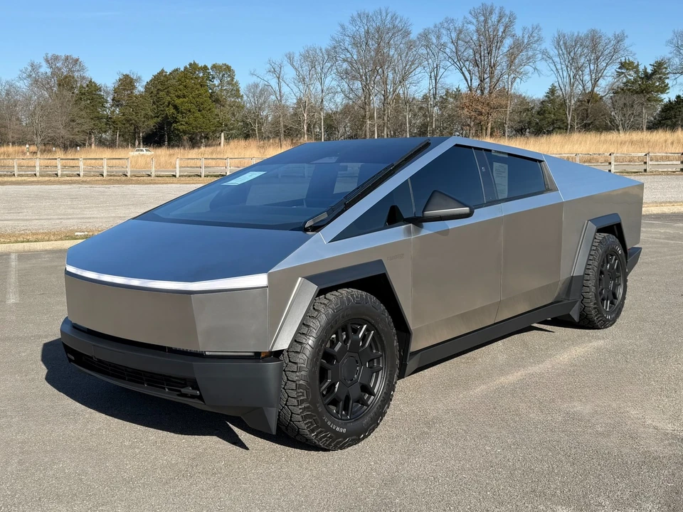 2024 Tesla Cybertruck - Image 2 of 12