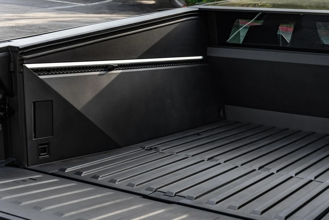 2024 Tesla Cybertruck - Image 16 of 31