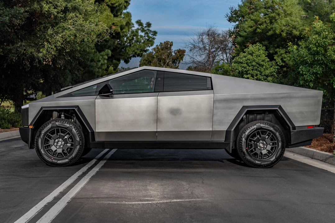 2024 Tesla Cybertruck - Image 8 of 31