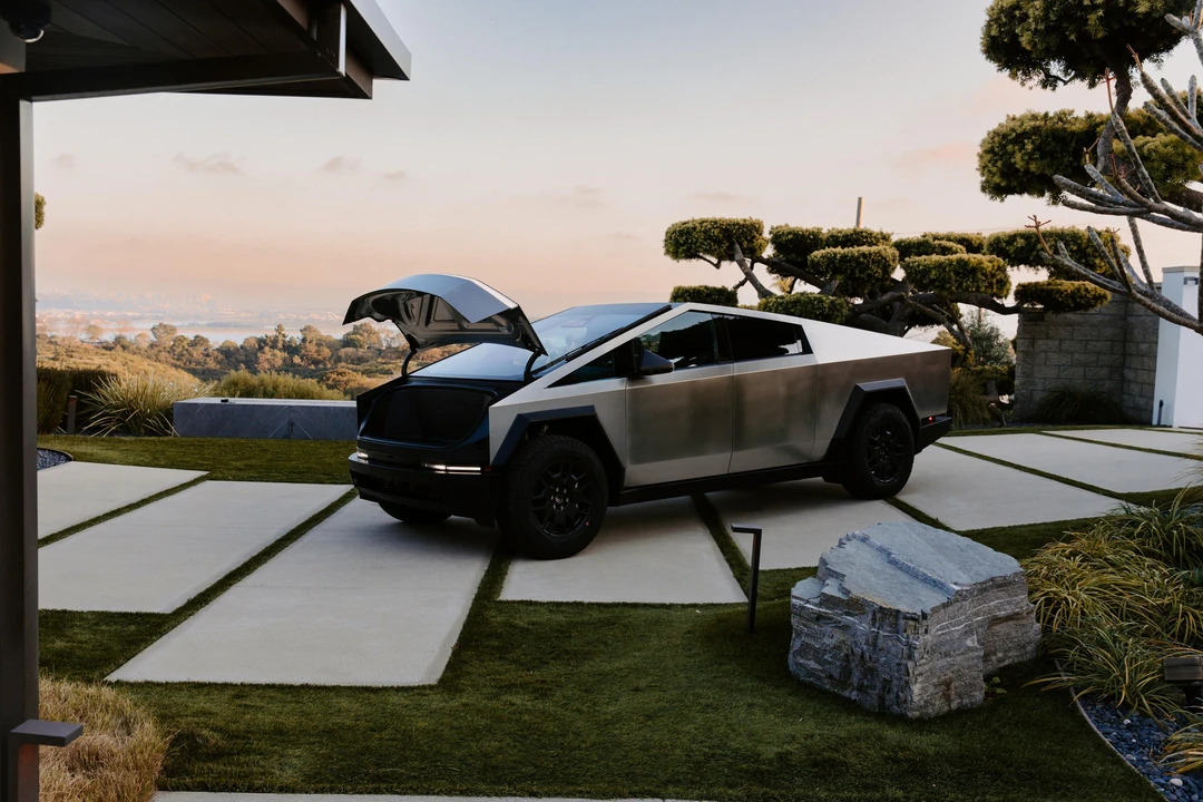 2024 Tesla Cybertruck - Image 13 of 31
