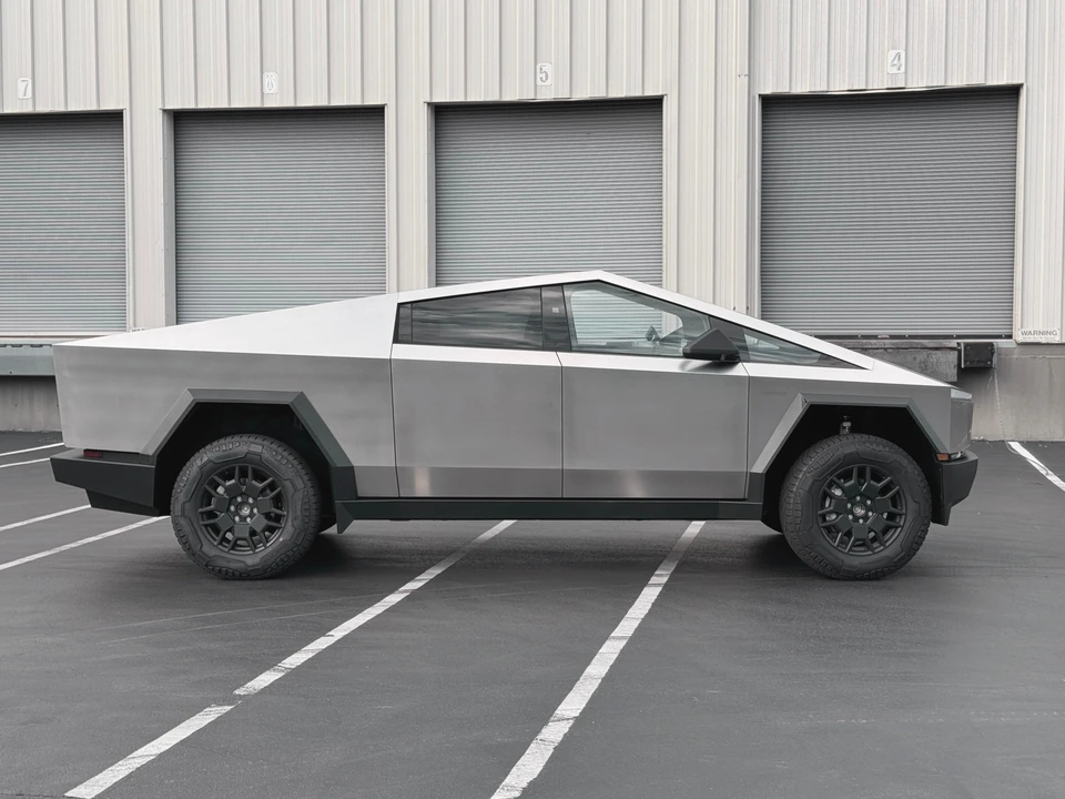 2024 Tesla Cybertruck - Image 18 of 31